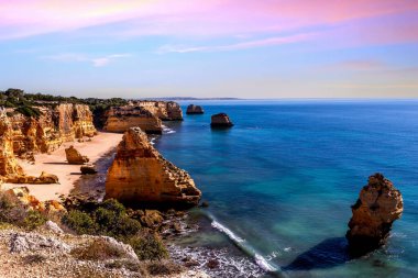 Lagoa, Algarve, Portekiz 'deki Marinha plajı ve uçurumları