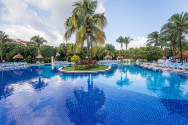 CANCUN, MEXICO, 21 Aralık 2016: Lüks tatil beldesi otelinde yüzme havuzu, 21 Aralık 2016, Cancun, Riviera Maya, Meksika.