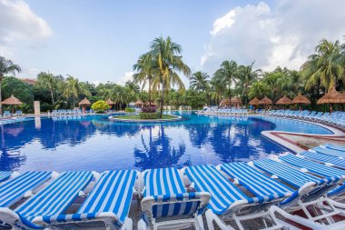 CANCUN, MEXICO, 21 Aralık 2016: Lüks tatil beldesi otelinde yüzme havuzu, 21 Aralık 2016, Cancun, Riviera Maya, Meksika.