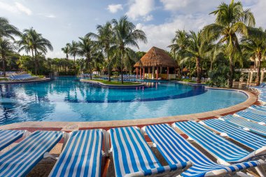 CANCUN, MEXICO, 21 Aralık 2016: Lüks tatil beldesi otelinde yüzme havuzu, 21 Aralık 2016, Cancun, Riviera Maya, Meksika.