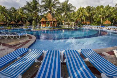 CANCUN, MEXICO, 21 Aralık 2016: Lüks tatil beldesi otelinde yüzme havuzu, 21 Aralık 2016, Cancun, Riviera Maya, Meksika.