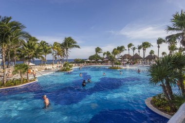 CANCUN, MEXICO, 21 Aralık 2016: Lüks tatil beldesi otelinde yüzme havuzu, 21 Aralık 2016, Cancun, Riviera Maya, Meksika.