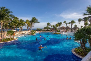CANCUN, MEXICO, 21 Aralık 2016: Lüks tatil beldesi otelinde yüzme havuzu, 21 Aralık 2016, Cancun, Riviera Maya, Meksika.