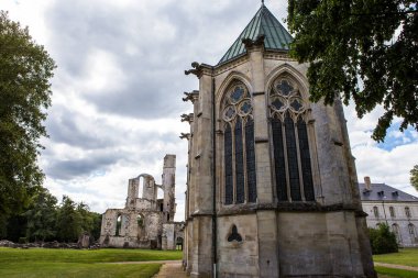 CHAALIS, FRANCE, 24 Temmuz 2016: Primatice, Chaalis Şapeli, 24 Temmuz 2016, Chaalis, Fransa