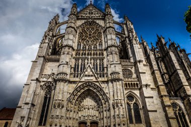 BeaUVAIS, FRANCE, APRIL 15, 2017: Saint Peter katedralinin dış ve ayrıntıları, Nisan 15, 2017, Beauvais, Fransa
