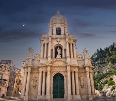 SCICLI, SICILY, ITALY, 20 Haziran 2018: San Bartolomeo kilisesinin mimari detayları, 20 Haziran 2018, Scicli, Sicilya, İtalya