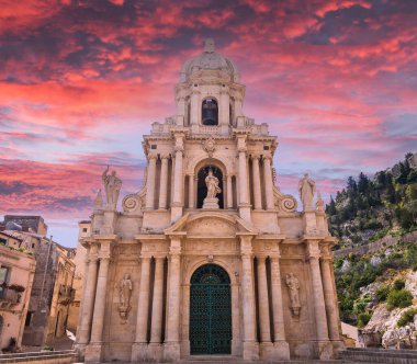 SCICLI, SICILY, ITALY, 20 Haziran 2018: San Bartolomeo kilisesinin mimari detayları, 20 Haziran 2018, Scicli, Sicilya, İtalya