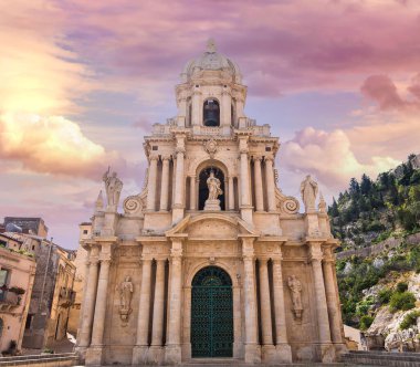 SCICLI, SICILY, ITALY, 20 Haziran 2018: San Bartolomeo kilisesinin mimari detayları, 20 Haziran 2018, Scicli, Sicilya, İtalya