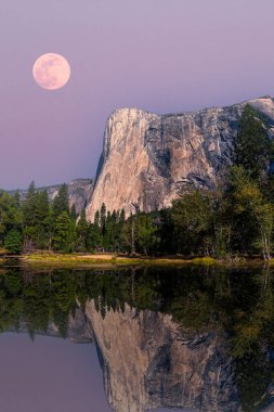 El Capitan 'ın dünyaca ünlü kaya tırmanışı duvarı, Yosemite Ulusal Parkı, Kaliforniya, ABD