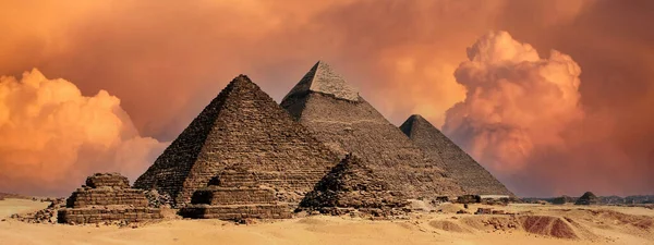 Piramidy Gizie Kair Egipt Niebem Chmurami — Zdjęcie stockowe