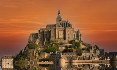Mont Saint Michel Manastırı üzerinde bulutlar, Normandiya, Fransa