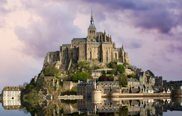 Chmury Nad Opactwem Mont Saint Michel Normandia Francja — Zdjęcie stockowe