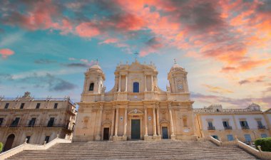 NOTO, SICILY, ITALY, 16 HAZİRAN 2018: Bazilika duomo kilisesinin dış görünüşü, 16 Haziran 2018, Noto, Sicilya, İtalya
