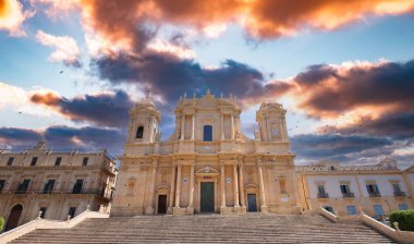 NOTO, SICILY, ITALY, 16 HAZİRAN 2018: Bazilika duomo kilisesinin dış görünüşü, 16 Haziran 2018, Noto, Sicilya, İtalya