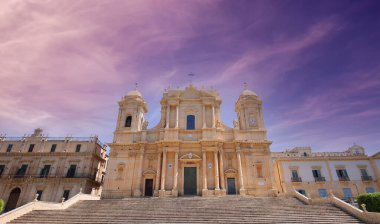 NOTO, SICILY, ITALY, 16 HAZİRAN 2018: Bazilika duomo kilisesinin dış görünüşü, 16 Haziran 2018, Noto, Sicilya, İtalya