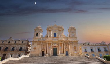 NOTO, SICILY, ITALY, 16 HAZİRAN 2018: Bazilika duomo kilisesinin dış görünüşü, 16 Haziran 2018, Noto, Sicilya, İtalya
