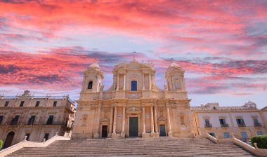 NOTO, SICILY, ITALY, 16 HAZİRAN 2018: Bazilika duomo kilisesinin dış görünüşü, 16 Haziran 2018, Noto, Sicilya, İtalya