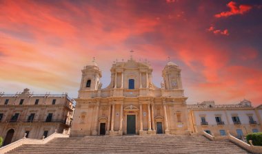 NOTO, SICILY, ITALY, 16 HAZİRAN 2018: Bazilika duomo kilisesinin dış görünüşü, 16 Haziran 2018, Noto, Sicilya, İtalya