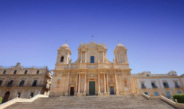 NOTO, SICILY, ITALY, 16 HAZİRAN 2018: Bazilika duomo kilisesinin dış görünüşü, 16 Haziran 2018, Noto, Sicilya, İtalya