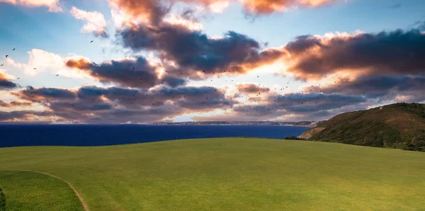 法国布雷斯特涅 Val Andre Golf高尔夫球场 背景为海峡海和海角 — 图库照片