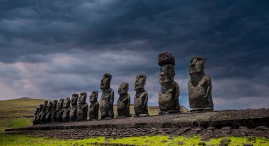 Paskalya adasında Moai 'de gökyüzü ve bulutlar, Pasifik Okyanusu, Şili