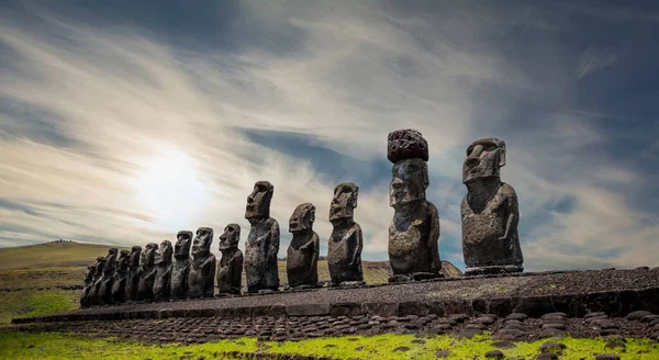 Paskalya adasında Moai 'de gökyüzü ve bulutlar, Pasifik Okyanusu, Şili