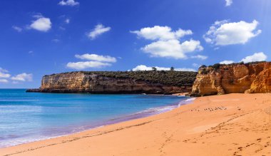 Plaj ve Sinyora da Rocha 'nın kayalıkları, Lagoa, Algarve, Portekiz