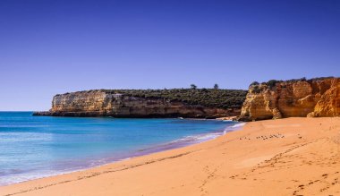 Plaj ve Sinyora da Rocha 'nın kayalıkları, Lagoa, Algarve, Portekiz