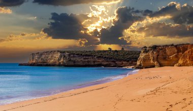 Plaj ve Sinyora da Rocha 'nın kayalıkları, Lagoa, Algarve, Portekiz