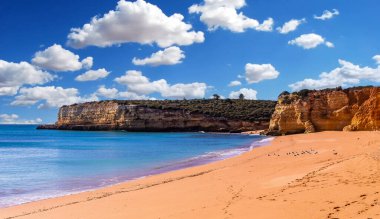 Plaj ve Sinyora da Rocha 'nın kayalıkları, Lagoa, Algarve, Portekiz