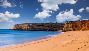 Plaj ve Sinyora da Rocha 'nın kayalıkları, Lagoa, Algarve, Portekiz