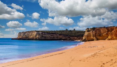 Plaj ve Sinyora da Rocha 'nın kayalıkları, Lagoa, Algarve, Portekiz