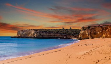 Plaj ve Sinyora da Rocha 'nın kayalıkları, Lagoa, Algarve, Portekiz