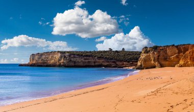 Plaj ve Sinyora da Rocha 'nın kayalıkları, Lagoa, Algarve, Portekiz