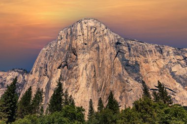 El Capitan 'ın dünyaca ünlü kaya tırmanışı duvarı, Yosemite Ulusal Parkı, Kaliforniya, ABD