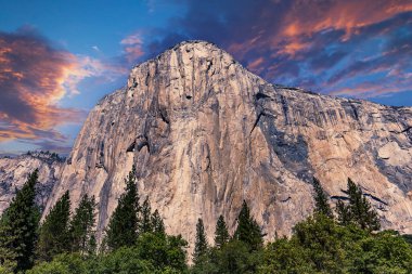 El Capitan 'ın dünyaca ünlü kaya tırmanışı duvarı, Yosemite Ulusal Parkı, Kaliforniya, ABD