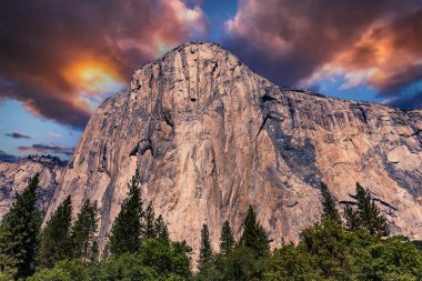El Capitan 'ın dünyaca ünlü kaya tırmanışı duvarı, Yosemite Ulusal Parkı, Kaliforniya, ABD