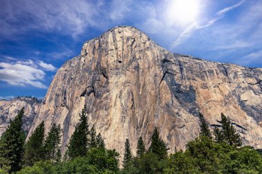 El Capitan 'ın dünyaca ünlü kaya tırmanışı duvarı, Yosemite Ulusal Parkı, Kaliforniya, ABD