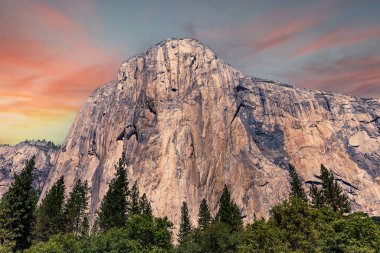 El Capitan 'ın dünyaca ünlü kaya tırmanışı duvarı, Yosemite Ulusal Parkı, Kaliforniya, ABD