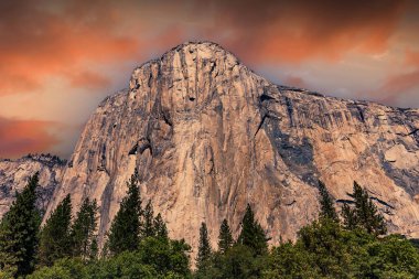 El Capitan 'ın dünyaca ünlü kaya tırmanışı duvarı, Yosemite Ulusal Parkı, Kaliforniya, ABD