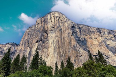 El Capitan 'ın dünyaca ünlü kaya tırmanışı duvarı, Yosemite Ulusal Parkı, Kaliforniya, ABD