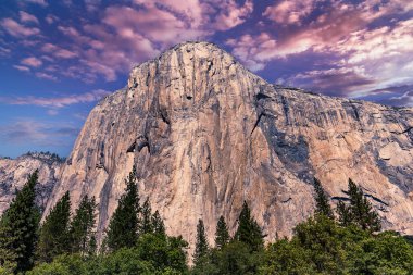 El Capitan 'ın dünyaca ünlü kaya tırmanışı duvarı, Yosemite Ulusal Parkı, Kaliforniya, ABD