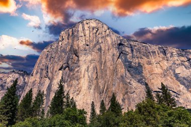 El Capitan 'ın dünyaca ünlü kaya tırmanışı duvarı, Yosemite Ulusal Parkı, Kaliforniya, ABD