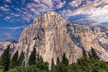 El Capitan 'ın dünyaca ünlü kaya tırmanışı duvarı, Yosemite Ulusal Parkı, Kaliforniya, ABD
