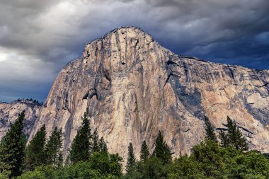 El Capitan 'ın dünyaca ünlü kaya tırmanışı duvarı, Yosemite Ulusal Parkı, Kaliforniya, ABD