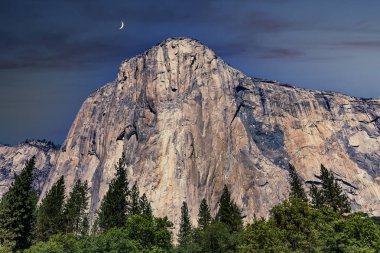 El Capitan 'ın dünyaca ünlü kaya tırmanışı duvarı, Yosemite Ulusal Parkı, Kaliforniya, ABD