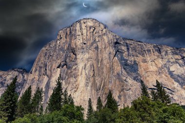 El Capitan 'ın dünyaca ünlü kaya tırmanışı duvarı, Yosemite Ulusal Parkı, Kaliforniya, ABD