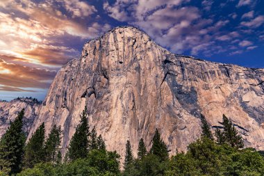 El Capitan 'ın dünyaca ünlü kaya tırmanışı duvarı, Yosemite Ulusal Parkı, Kaliforniya, ABD