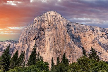 El Capitan 'ın dünyaca ünlü kaya tırmanışı duvarı, Yosemite Ulusal Parkı, Kaliforniya, ABD