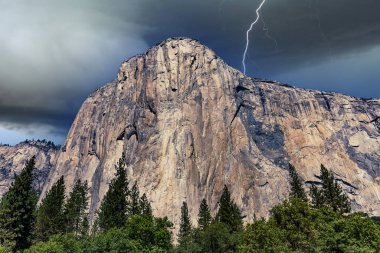 El Capitan 'ın dünyaca ünlü kaya tırmanışı duvarı, Yosemite Ulusal Parkı, Kaliforniya, ABD